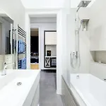 アパート Spacious Designer With Premium Touches *
