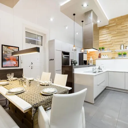 Daire Spacious Designer With Premium Touches *