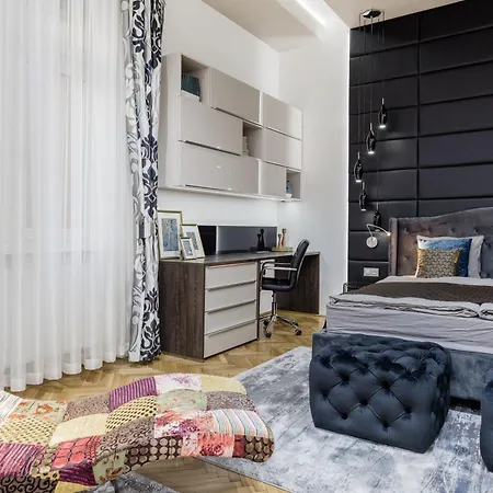 Spacious Designer With Premium Touches 公寓
