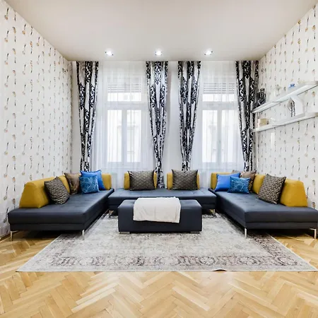 Spacious Designer With Premium Touches * 布达佩斯