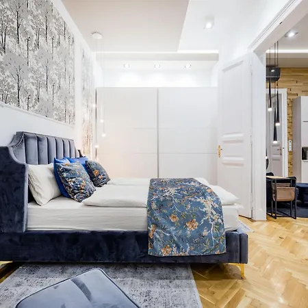 Spacious Designer With Premium Touches Apartmán