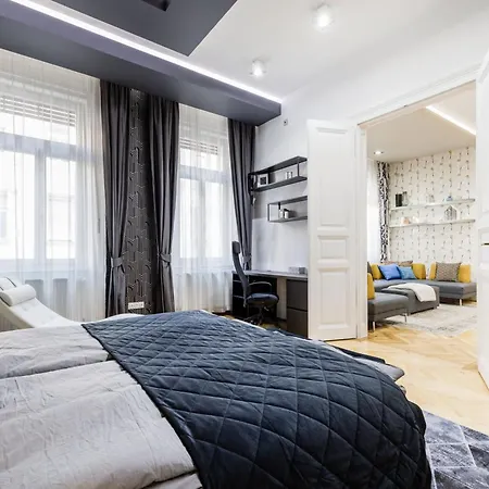 Spacious Designer With Premium Touches Apartmán