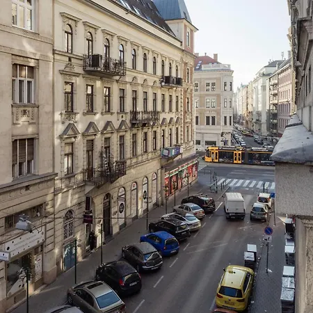 Apartment Spacious Designer With Premium Touches