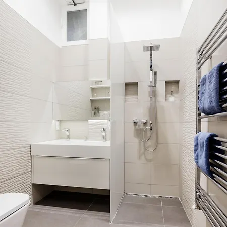 Spacious Designer With Premium Touches Lägenhet *